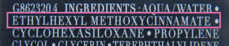 不少具防晒声称的妆前底霜均标示含有「甲氧基肉桂酸乙基己酯（ethylhexyl methoxycinnamate，简称EHMC）」这种化学性防晒剂。惟海外不少研究指这种成分具干扰内分泌特性。 